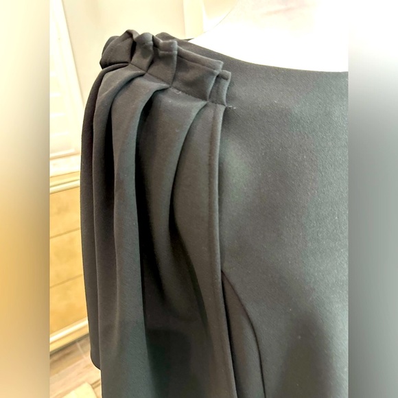 Gracia Top, Draping Over Arms and Sleeveless, Size L - Picture 2 of 9